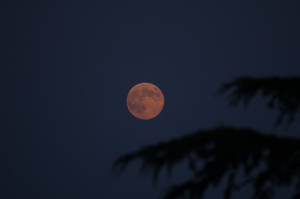 Lune rougeatre
