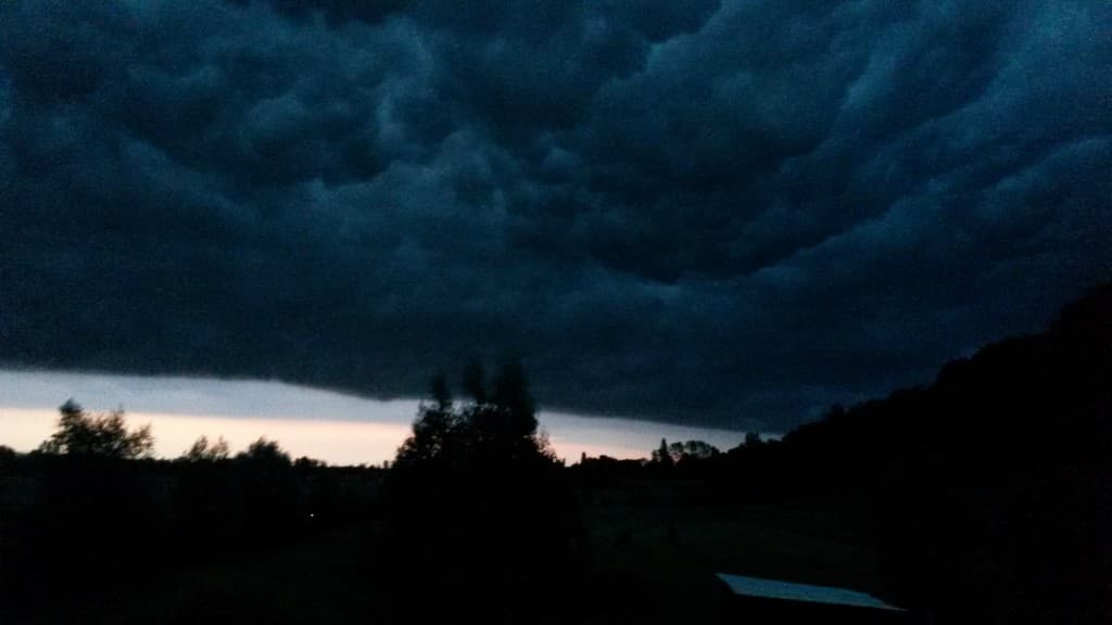 l orage arrive. vue du salon ....