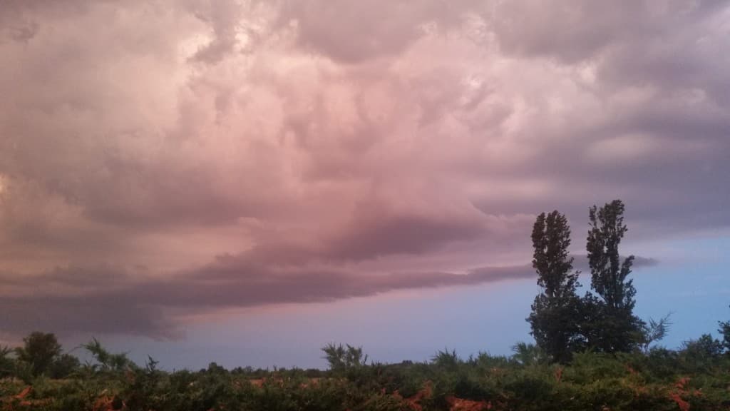 Nuages au coucher de soleil avant orage 