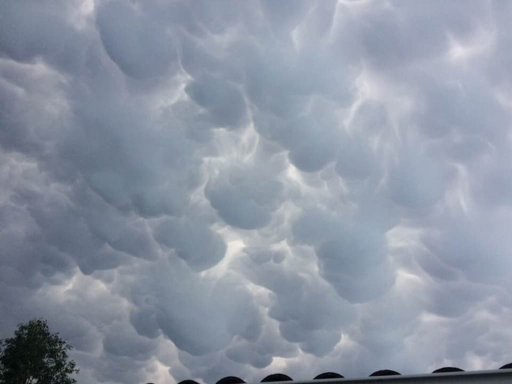 Mammatus en avance de l'orage