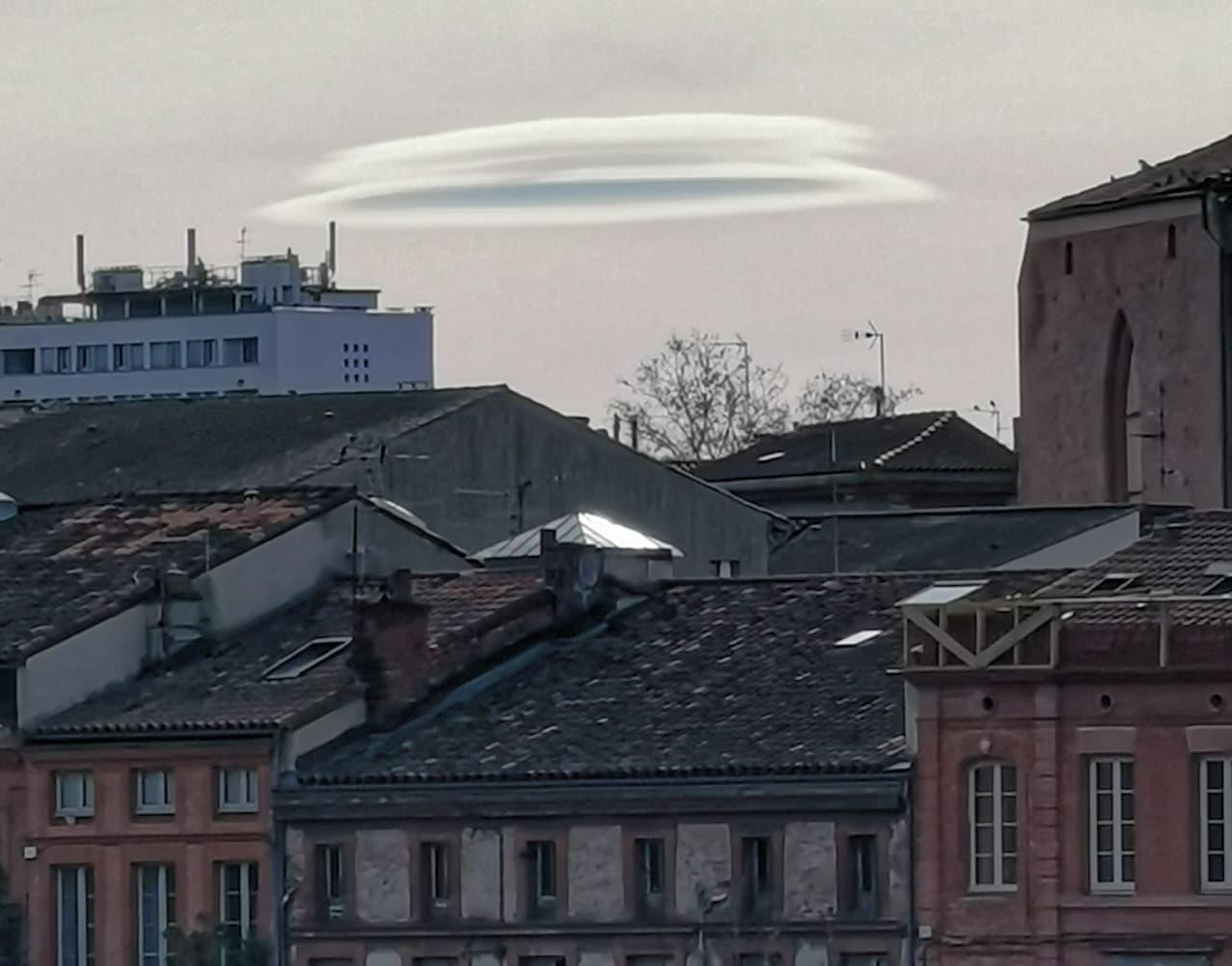 Nuage lenticulaire dans le lointain derrière le quartier St Cyprien