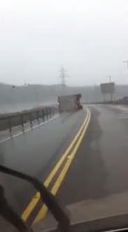 Image d'illustration pour Vidéo : un camion renversé par le vent en Nouvelle Ecosse