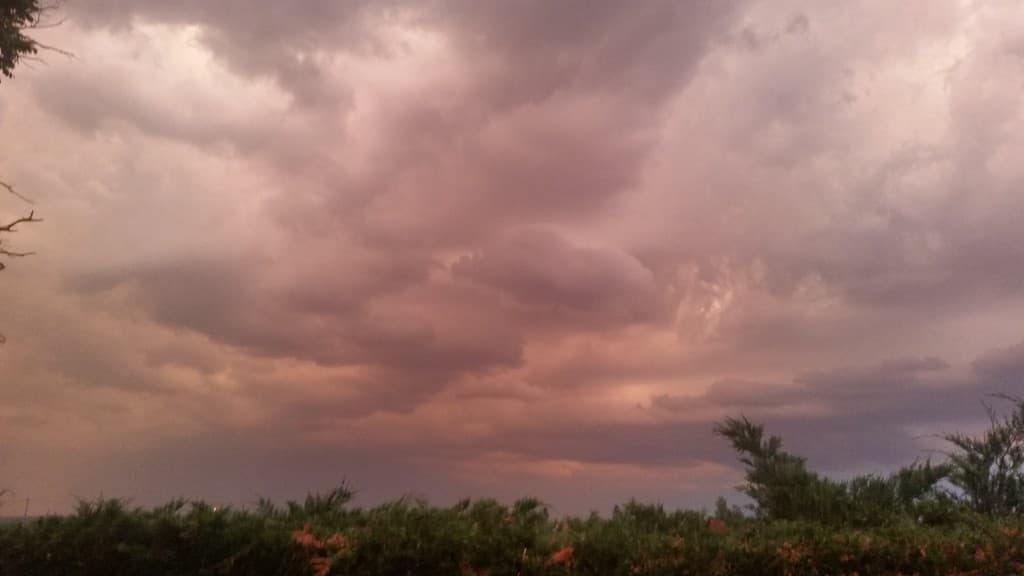 Nuages au coucher de soleil avant orage 