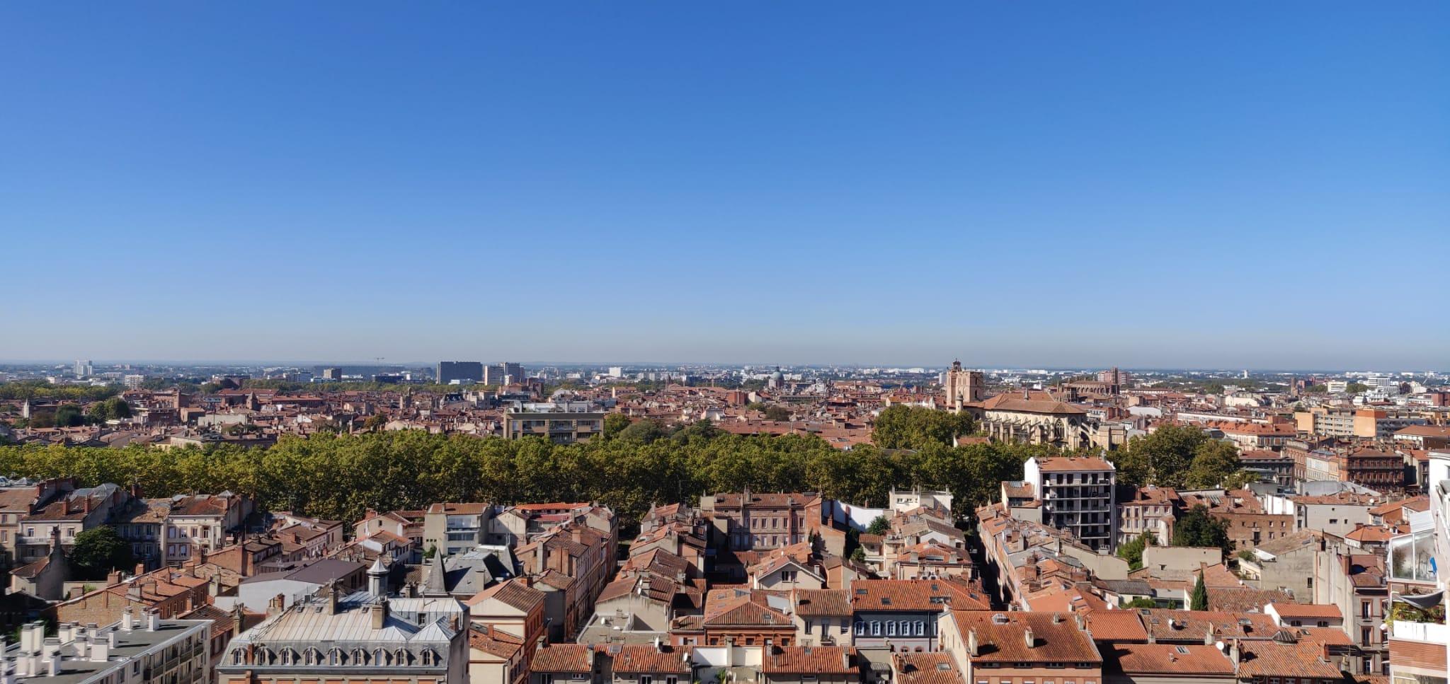 Skyline de Toulouse  avec une tres belle journée